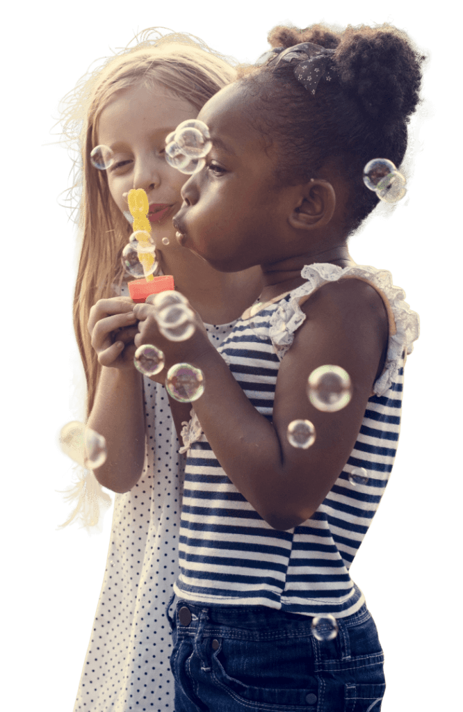 2 meninas brincando com bolhas de sabão