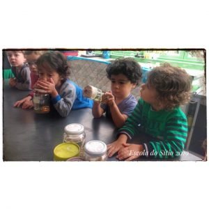 A Turma do Maternal B fez uma visita ao laboratório de ciências da escola para conhecer alguns "pedacinhos da natureza" que estão por lá.