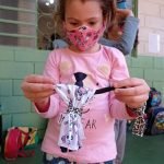 Confecção das bonecas Abayomi em nosso curso de férias.