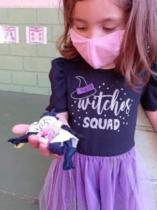 Confecção das bonecas Abayomi em nosso curso de férias.