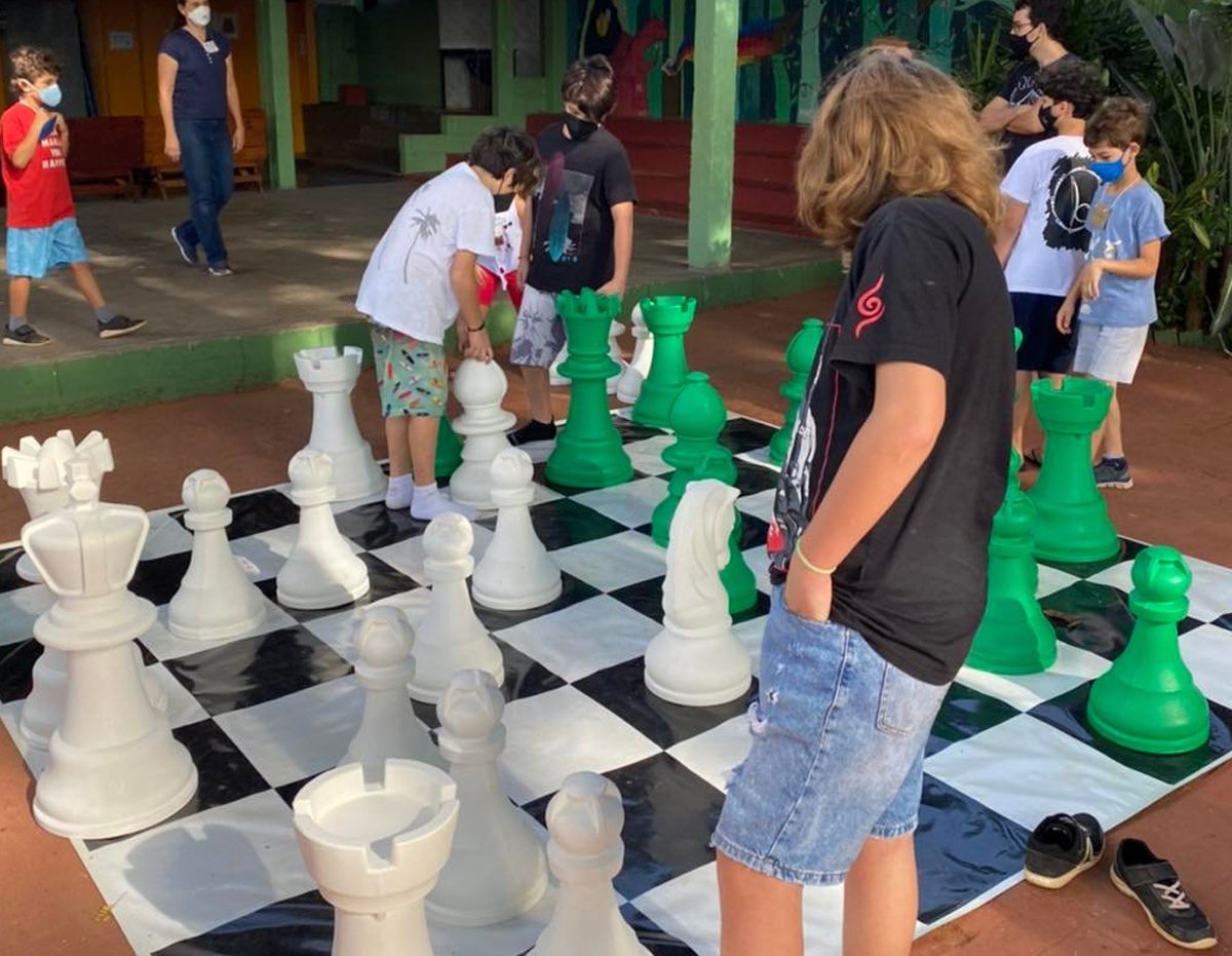 Crianças brincando de Xadrez Escola do Sítio