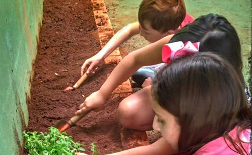 Crianças brincando Escola do Sítio