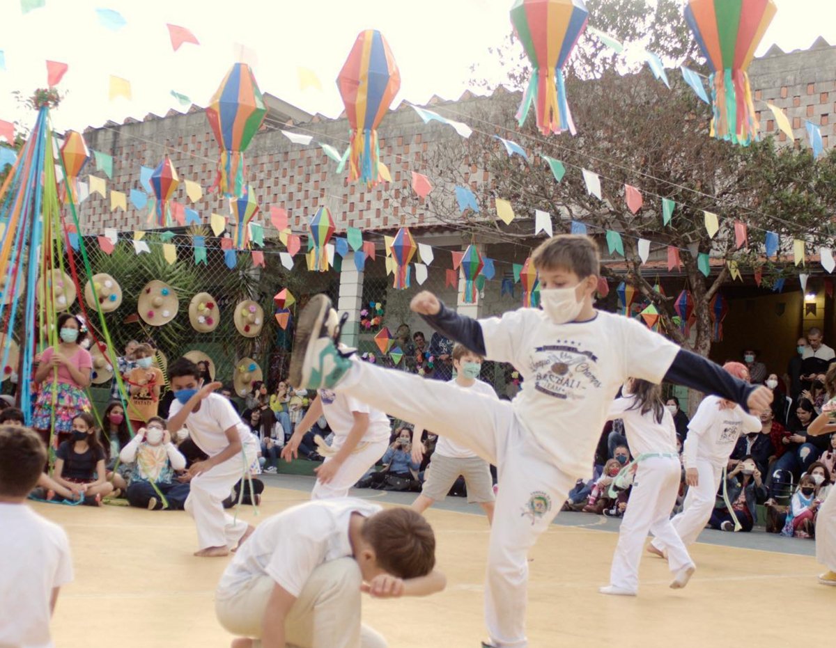 Crianças praticando Capoeira Escola do Sítio