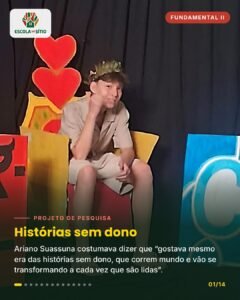 Estudante caracterizado com coroa de louros sentado no cenário de O Auto da Compadecida