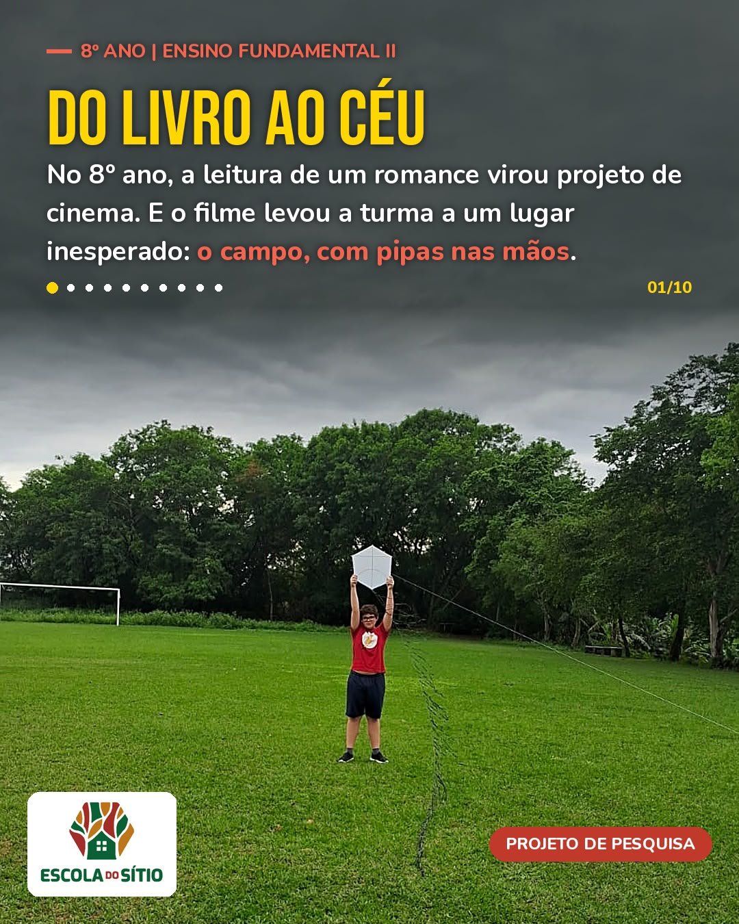 Estudante do 8º ano segura uma pipa branca no alto, no campo, sob céu nublado