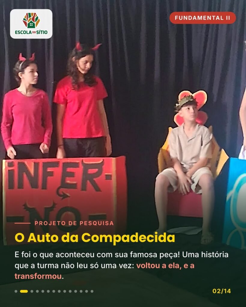 Estudantes vestidas de diabinhas e um estudante no trono, no cenário com a placa Inferno