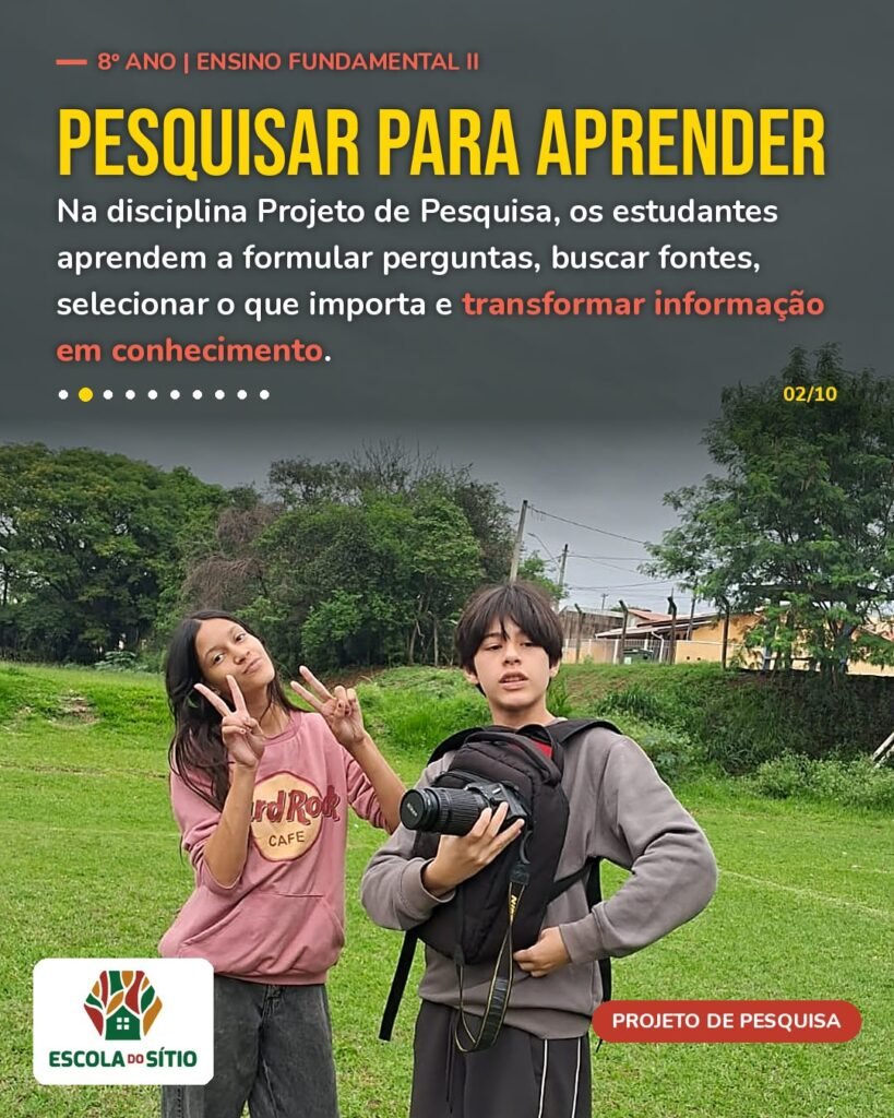 Dois estudantes do 8º ano no campo, um deles com a câmera de vídeo nas mãos