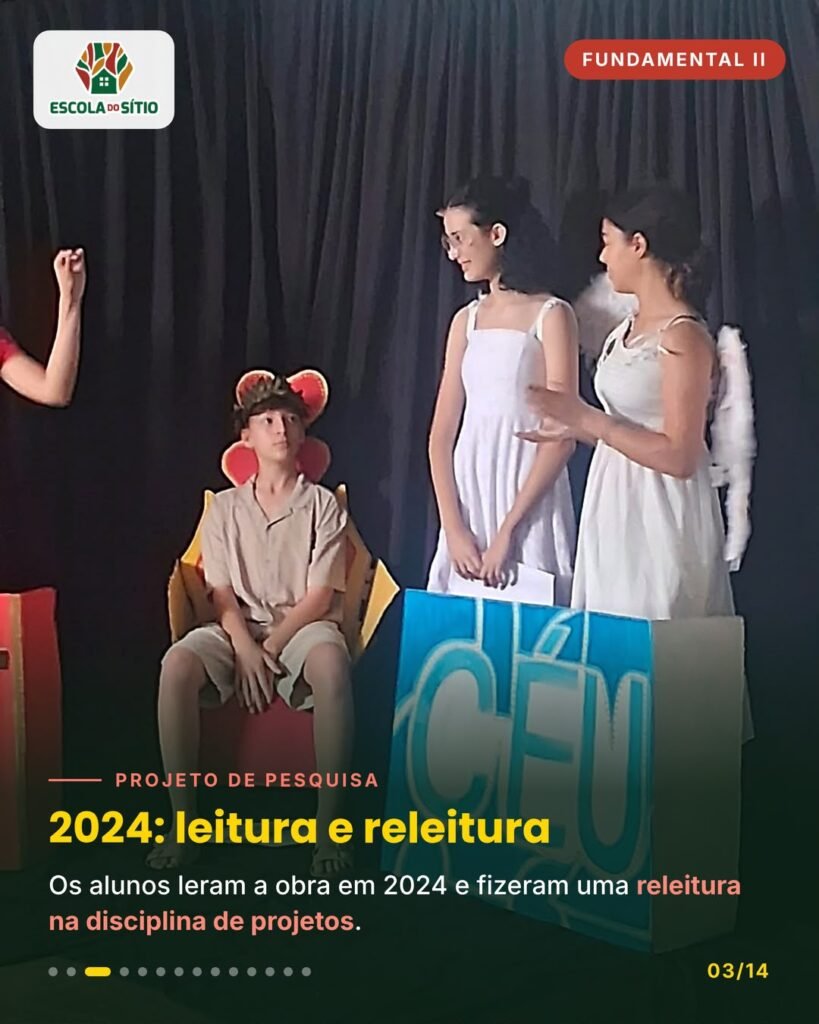 Estudantes em cena de O Auto da Compadecida, com cenário do Céu ao fundo