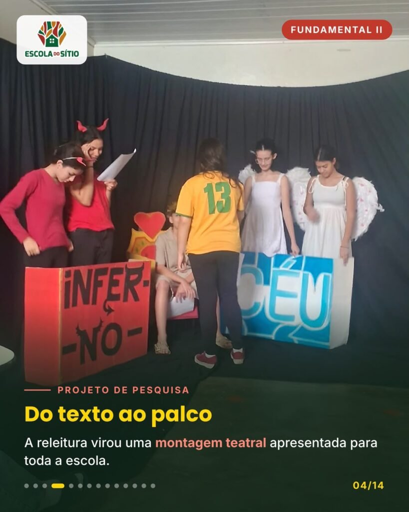 Elenco ensaia com roteiro nas mãos entre as placas Inferno e Céu
