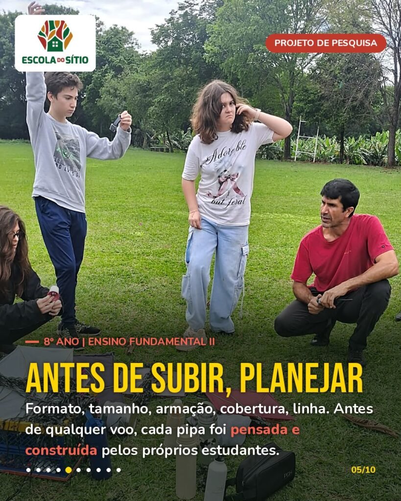 Estudantes e o professor Zuza planejam a pipa antes de montá-la