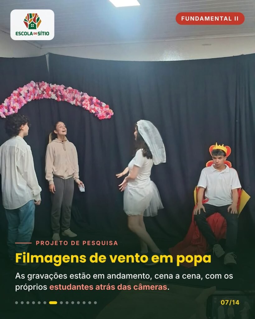 Cena de casamento com arco de flores: estudantes gravam o cineteatro