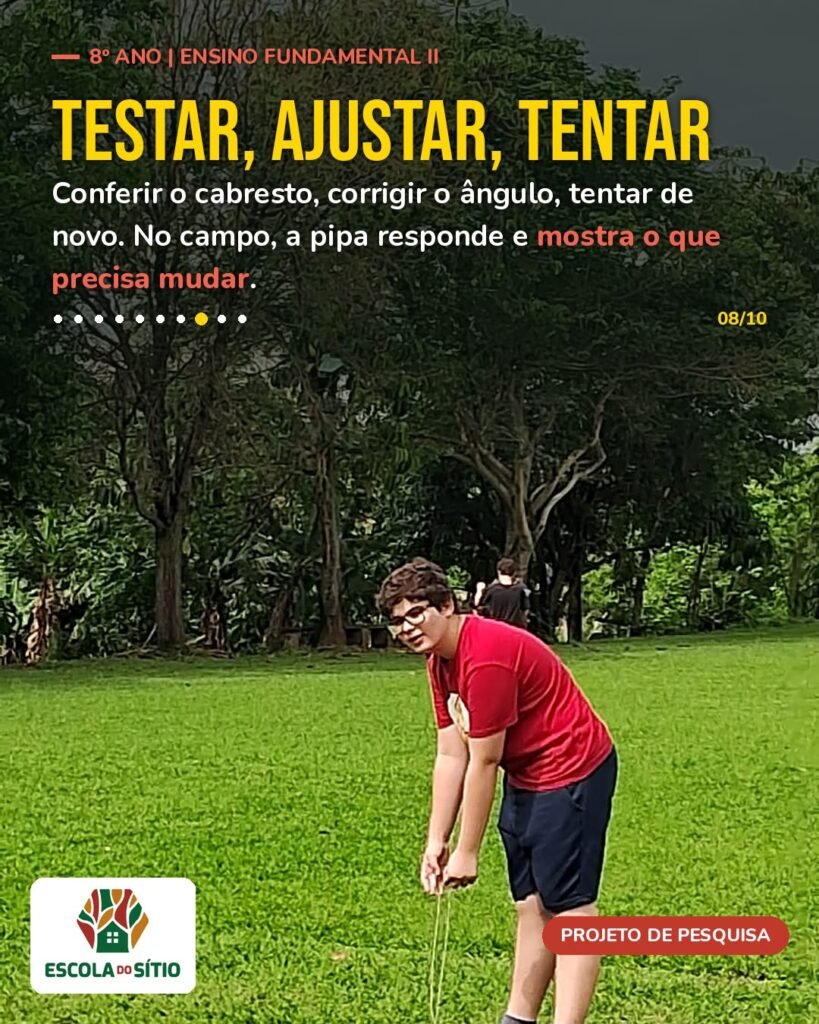 Estudante ajusta a linha da pipa no campo