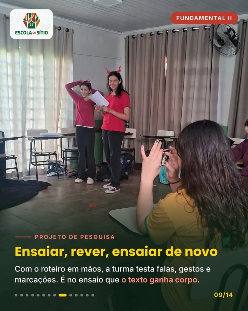 Estudantes ensaiam na sala de aula com roteiro em mãos enquanto colegas assistem