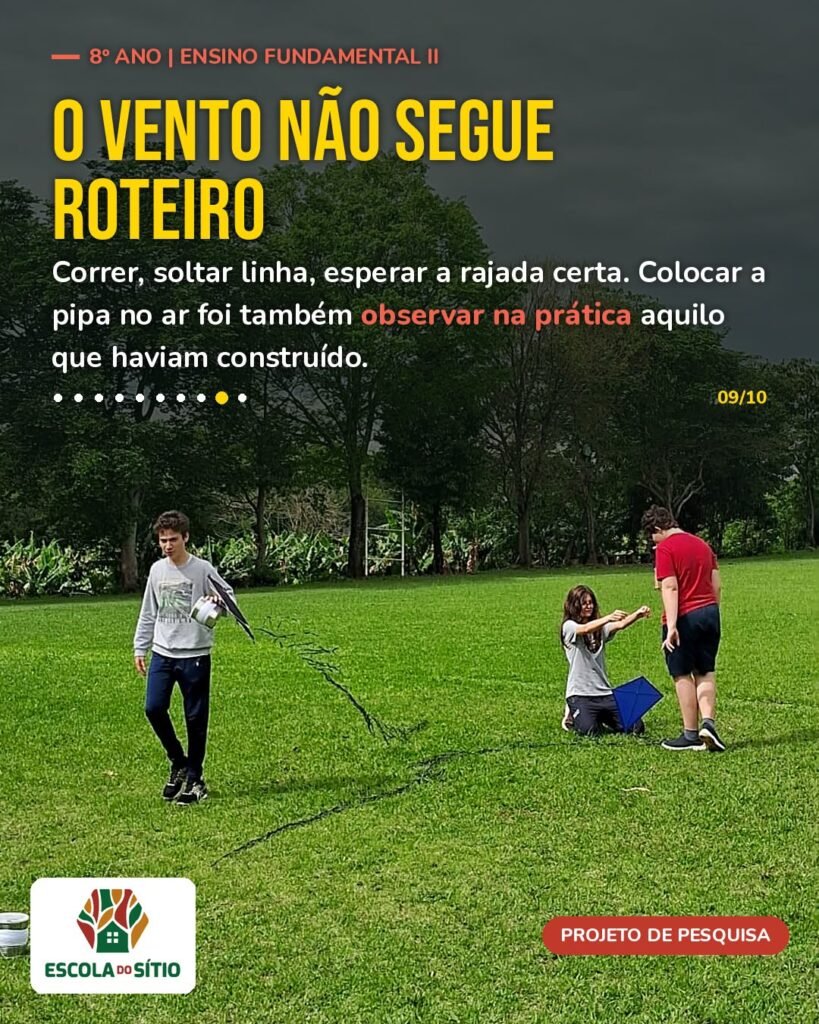 Estudantes correm pelo campo tentando colocar as pipas no ar