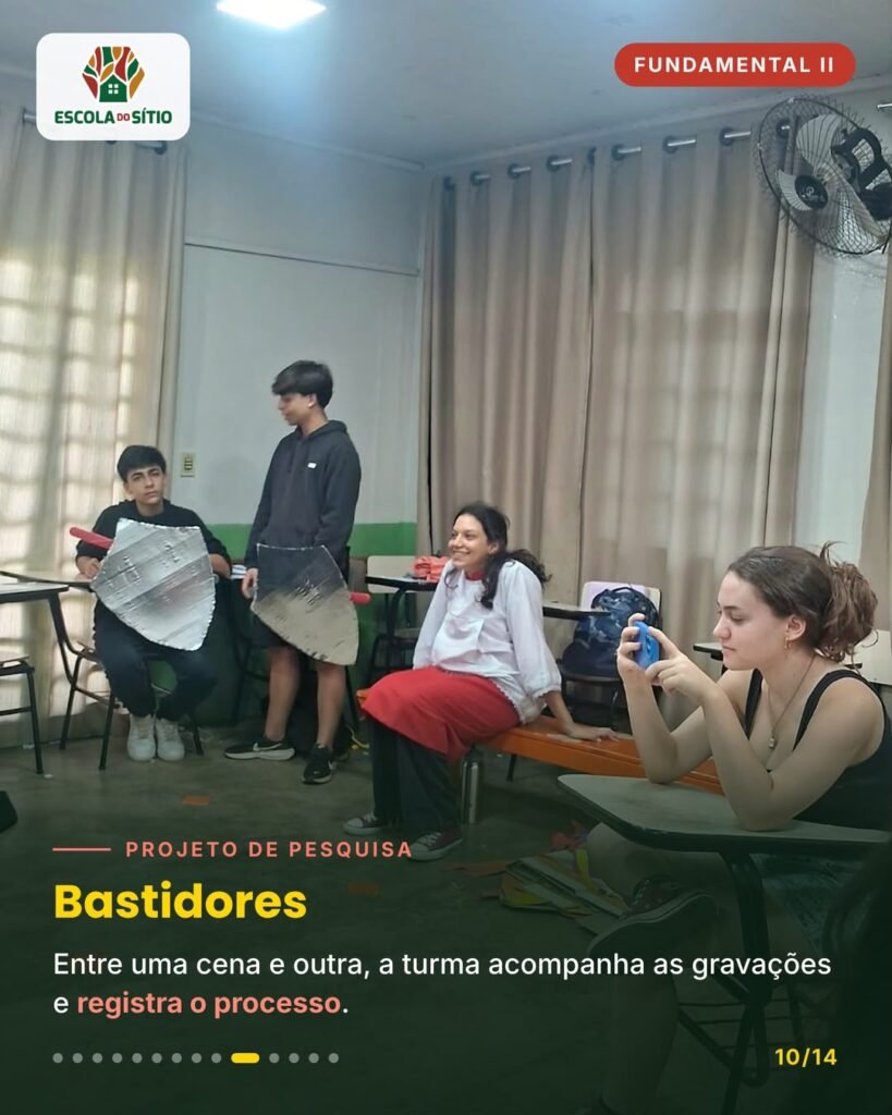 Bastidores das gravações: estudantes com escudos e figurinos aguardam na sala