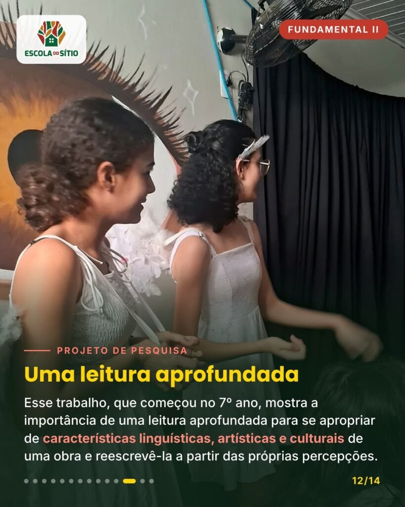 Duas estudantes vestidas de anjo conversam durante a gravação
