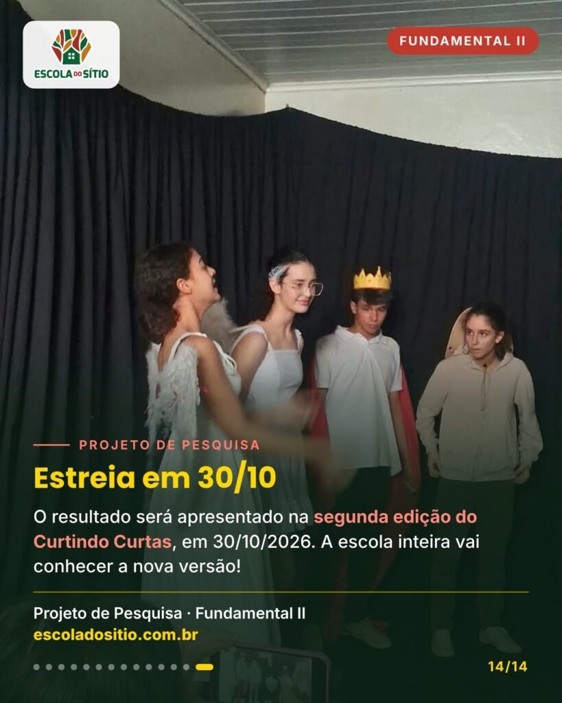 Elenco de O Auto da Compadecida reunido: anjo, rei de coroa e outros personagens
