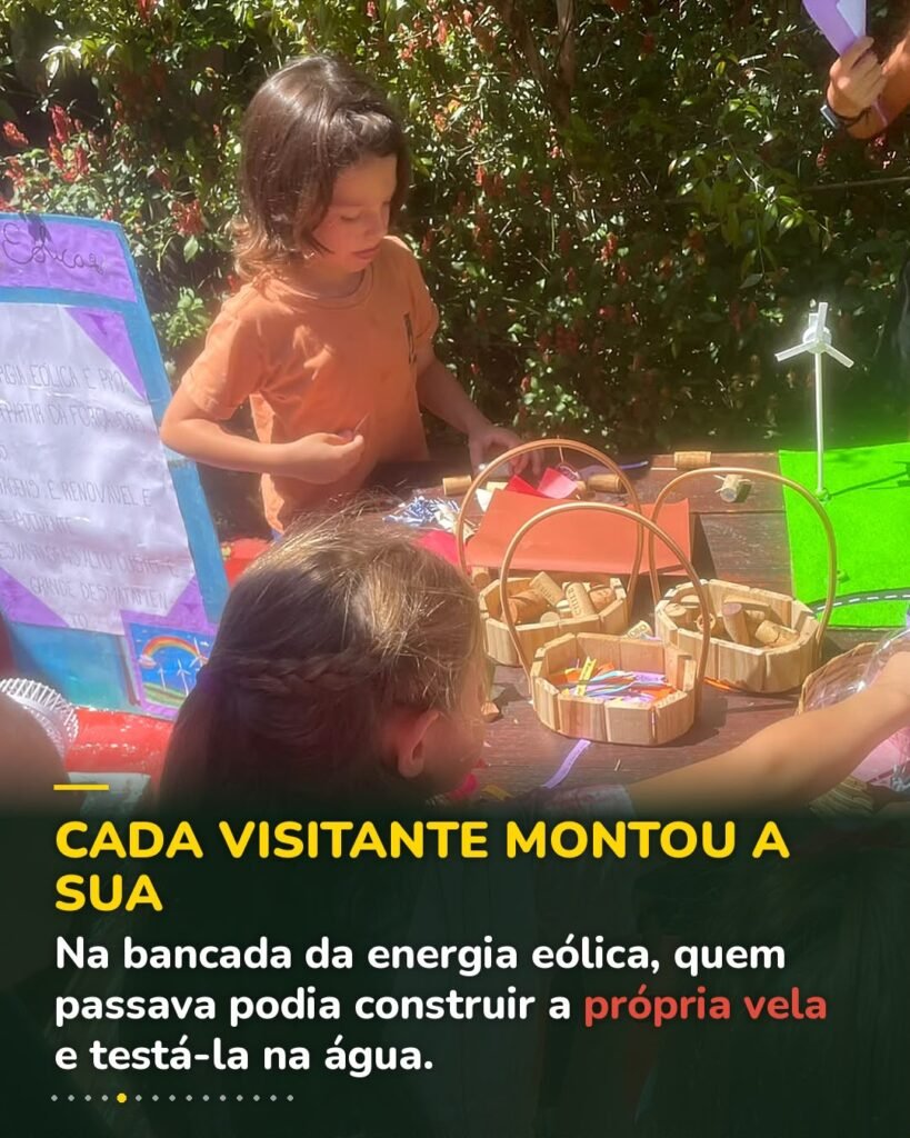 Criança monta a própria vela com rolhas e tecido na bancada da energia eólica