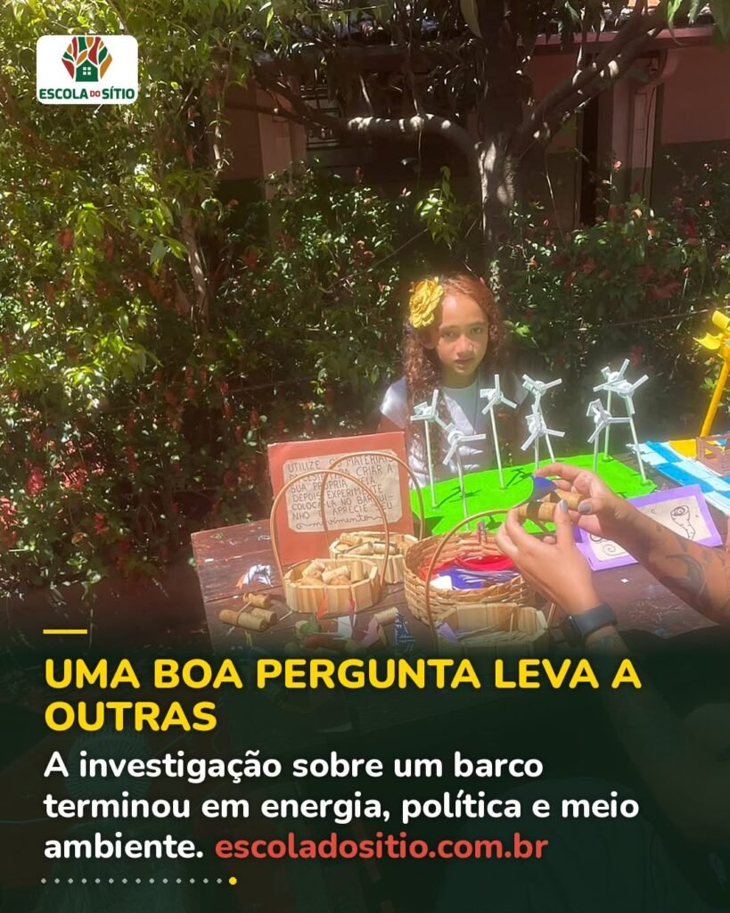 Estudante com modelos de cata-ventos e materiais para montar velas na bancada da energia eólica