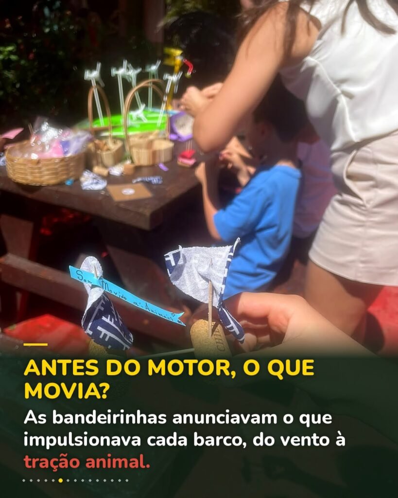Bandeirinhas de tecido indicam o que impulsiona cada barco, do vento à tração animal