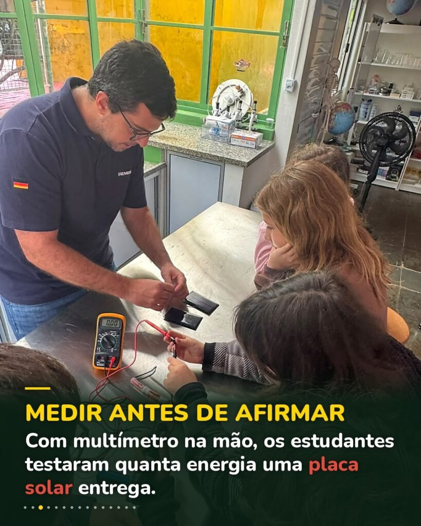 Estudantes do 5º ano medem com multímetro a energia gerada por uma placa solar no laboratório