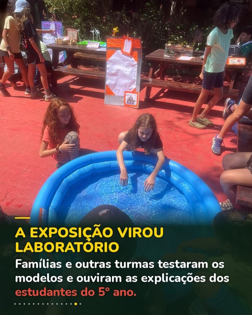 Visitantes testam os barcos na piscina durante a exposição da Semana Cultural